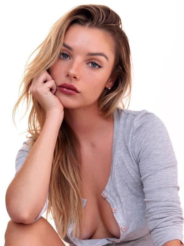 Оля привлекательная девушка из Пугачев цена от 6000 руб